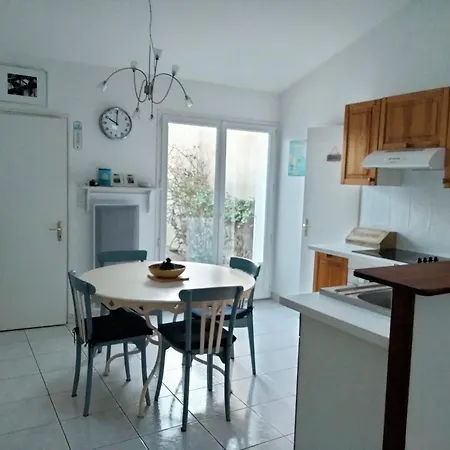 Charmante Maison Rénovée Proche Port Et Plage, 3 Chambres, Cour Avec Salon De Jardin - Fr-1-331-81 Сasa de vacaciones
