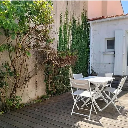 Сasa de vacaciones Charmante Maison Rénovée Proche Port Et Plage, 3 Chambres, Cour Avec Salon De Jardin - Fr-1-331-81 *