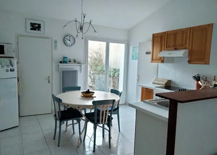 Charmante Maison Renovee Proche Port Et Plage, 3 Chambres, Cour Avec Salon De Jardin - Fr-1-331-81 펜션